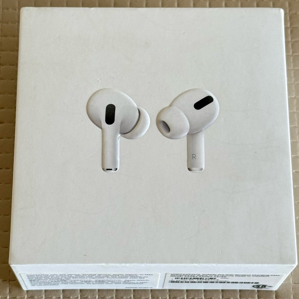 APPLE AirPods Pro with Rechargeable Case